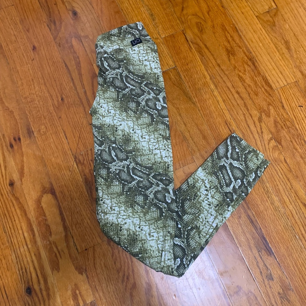 LiCi Fit Snake print v cut scrunch leggings